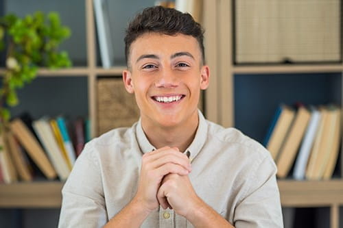 Profil d'un jeune homme souriant disponible pour un recrutement
