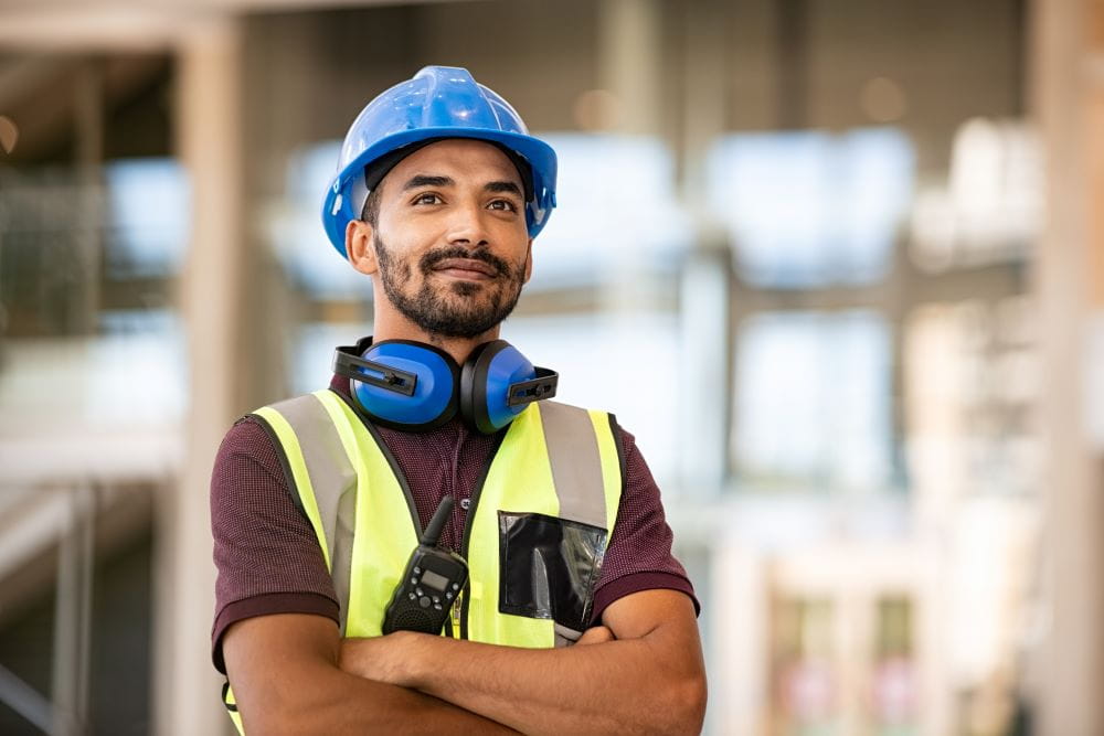 Un homme avec un casque de chantier qui travaille dans le secteur du BTP peine à recruter. 